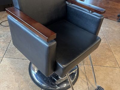 Black Salon Styling Chair with Wooden Armrests and Hydraulic Base