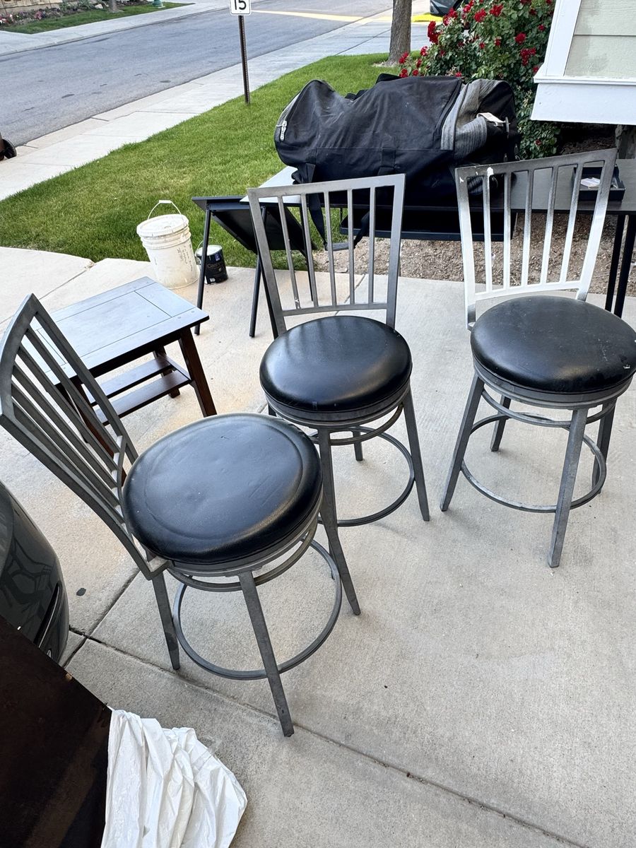 Metal bar stools free would be really nice if repainted
