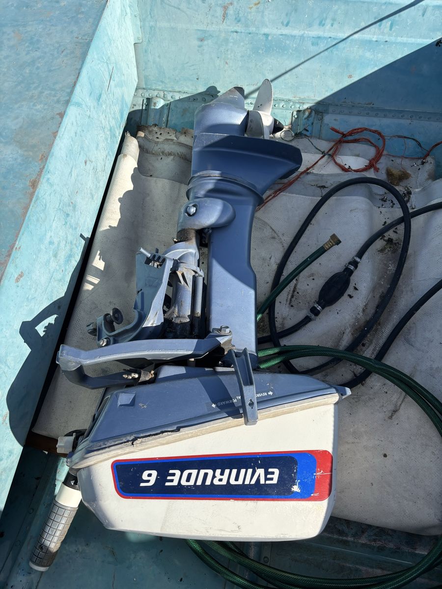 Gas motor with fuel tank and hoses