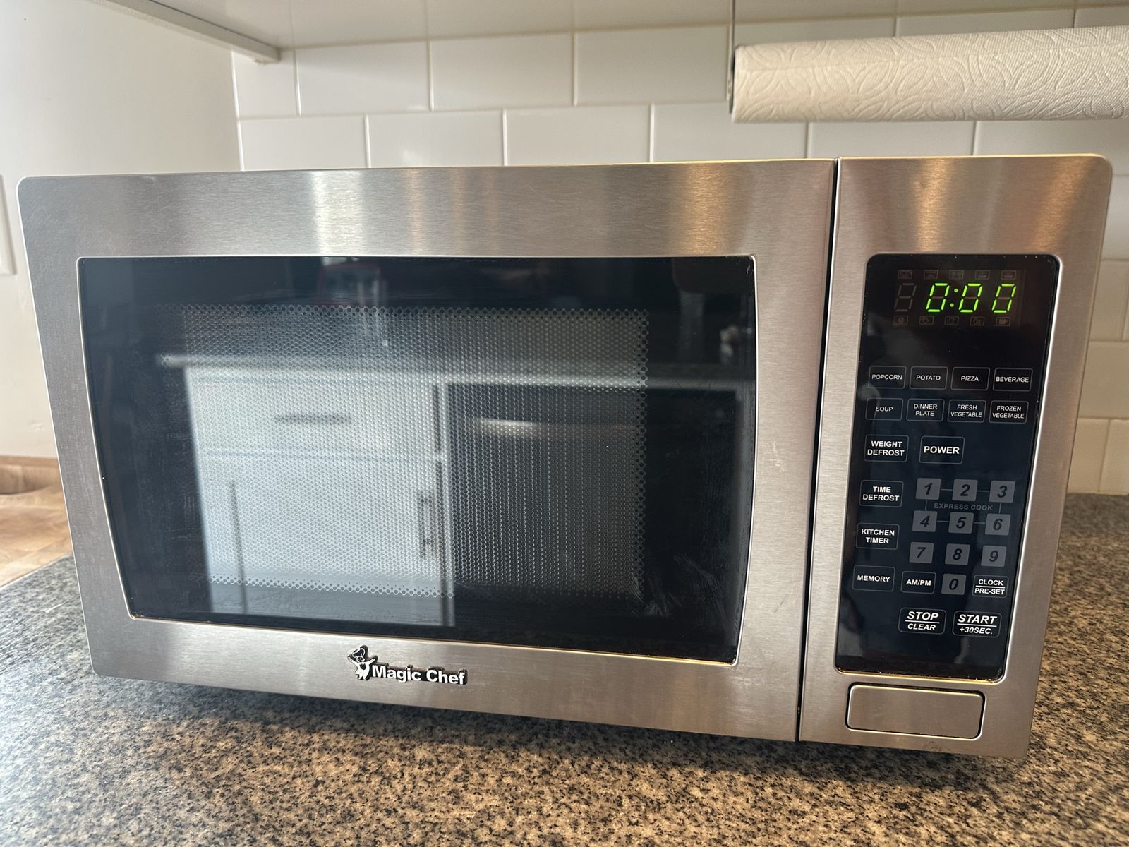 Magic Chef 0.9 cu. ft. Stainless Steel Countertop Microwave -Clean & Works Great!