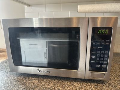 Magic Chef 0.9 cu. ft. Stainless Steel Countertop Microwave -Clean & Works Great!