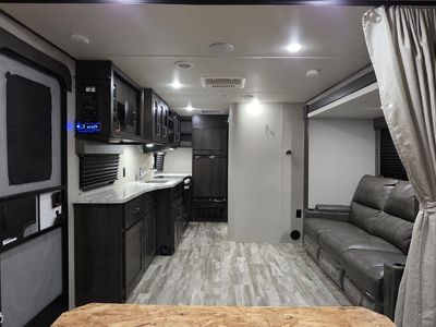 2021 Grand Design Transcend Xplor 26FT – 1 Slide, Solar, New Tires, One Owner, Like New