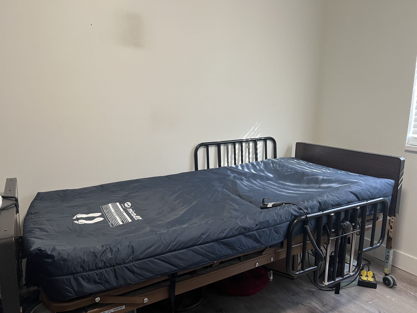 Drive Adjustable Hospital Bed with Invacare MicroAir 600 Mattress and Pump