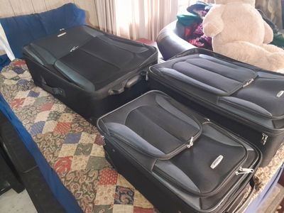 NEW 3 Piece Black Rockland Luggage Set