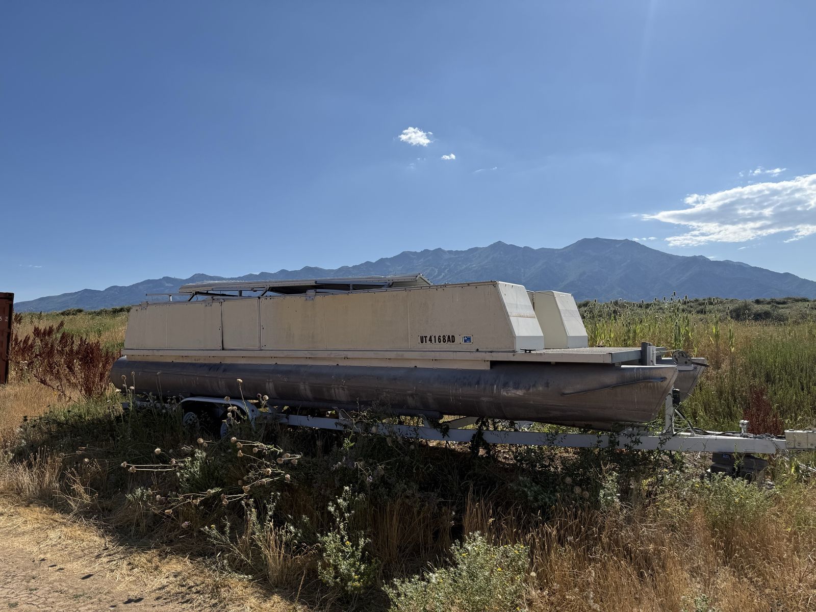 28 foot Pontoon boat