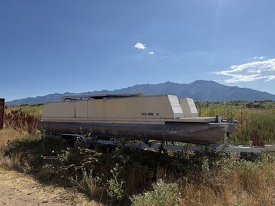 28 foot Pontoon boat