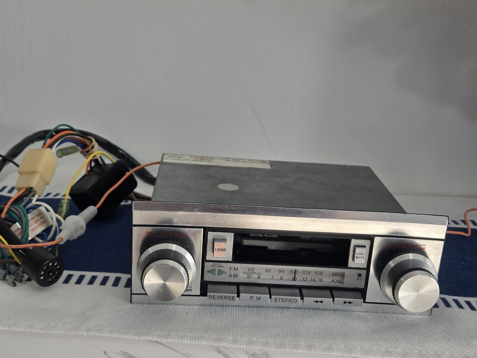 Craig T689 a vintage, 1970s-era in-dash car stereo cassette player