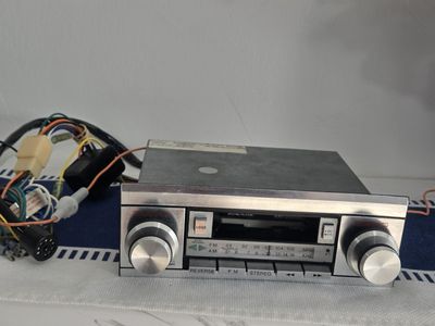 Craig T689 a vintage, 1970s-era in-dash car stereo cassette player