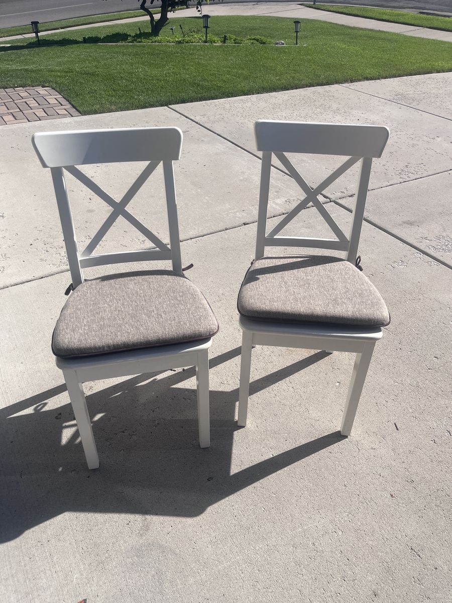 Set of 5 IKEA INGOLF White Dining Chairs w/ Cushions – Farmhouse Style