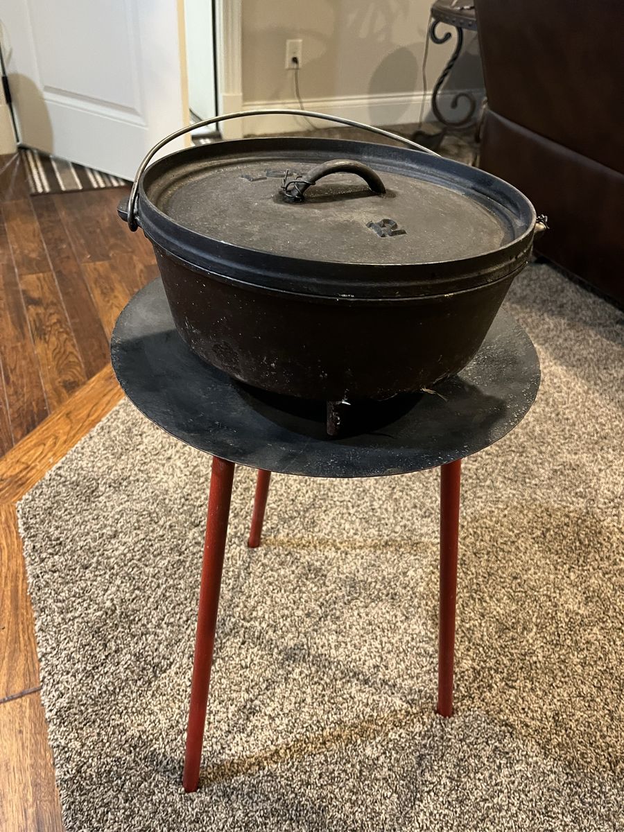 Lodge 12-Inch Cast Iron Camp Dutch Oven with Lid and with custom stand