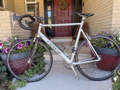 Vintage GT aluminum frame road bike: super light.