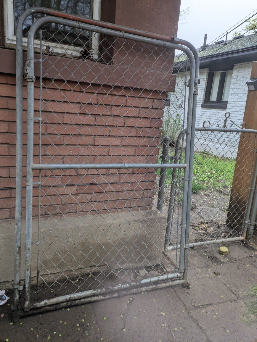 CHAIN LINK GATE