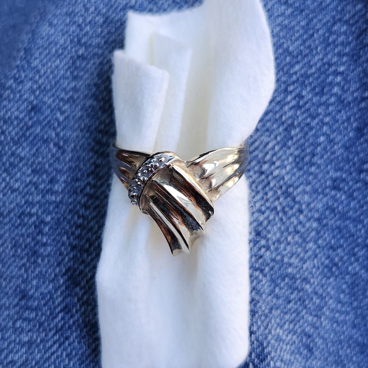 10k Yellow and White Gold Ring - Elegant Ribbon Design