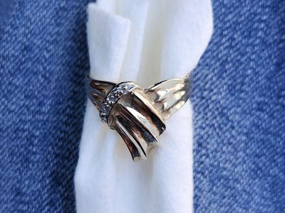10k Yellow and White Gold Ring - Elegant Ribbon Design