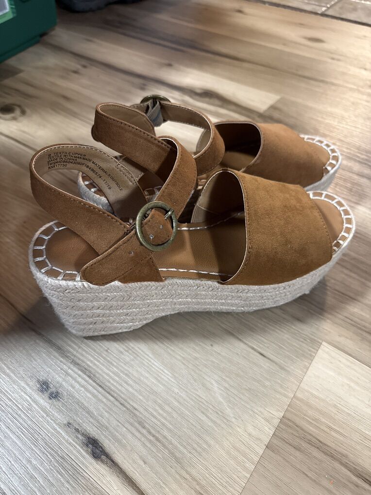 Women Shies Size 9 New