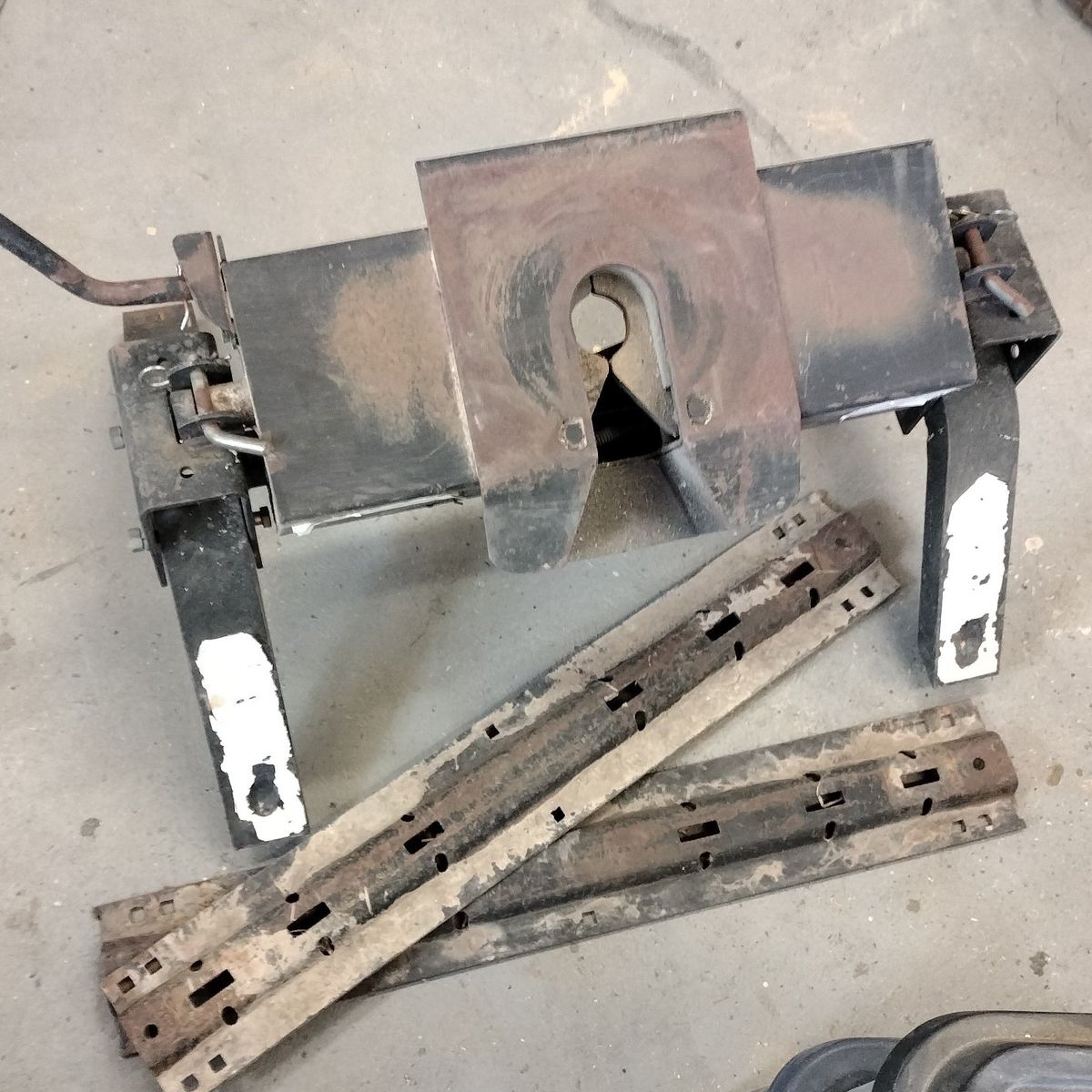 Reese 14K fifth wheel hitch with rails