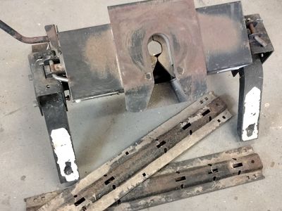 Reese 14K fifth wheel hitch with rails