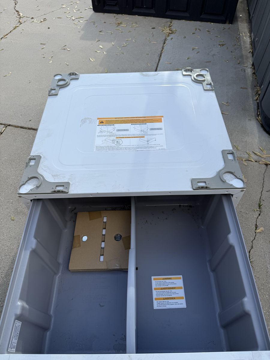 Maytag Washing And Dryer pedestal Set (2)