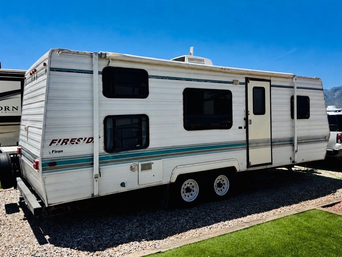 1994 Fireside 26’ Travel Trailer – SOLAR – Dry Camping
