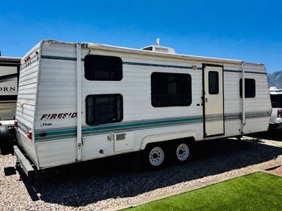 1994 Fireside 26’ Travel Trailer – SOLAR – Dry Camping