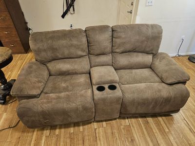 RECLINING COUCH LOVESEAT W/CENTER CONSOLE