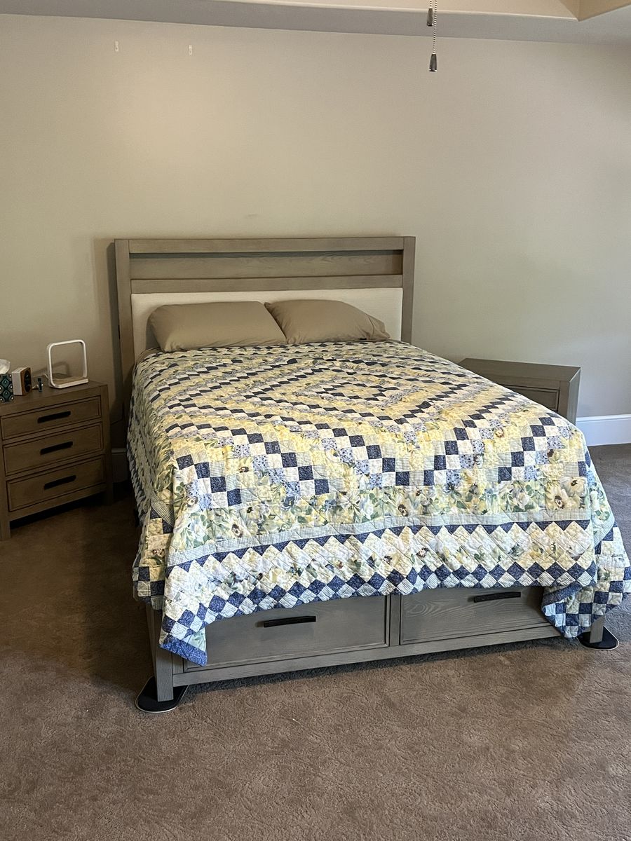 Like New Queen Bed