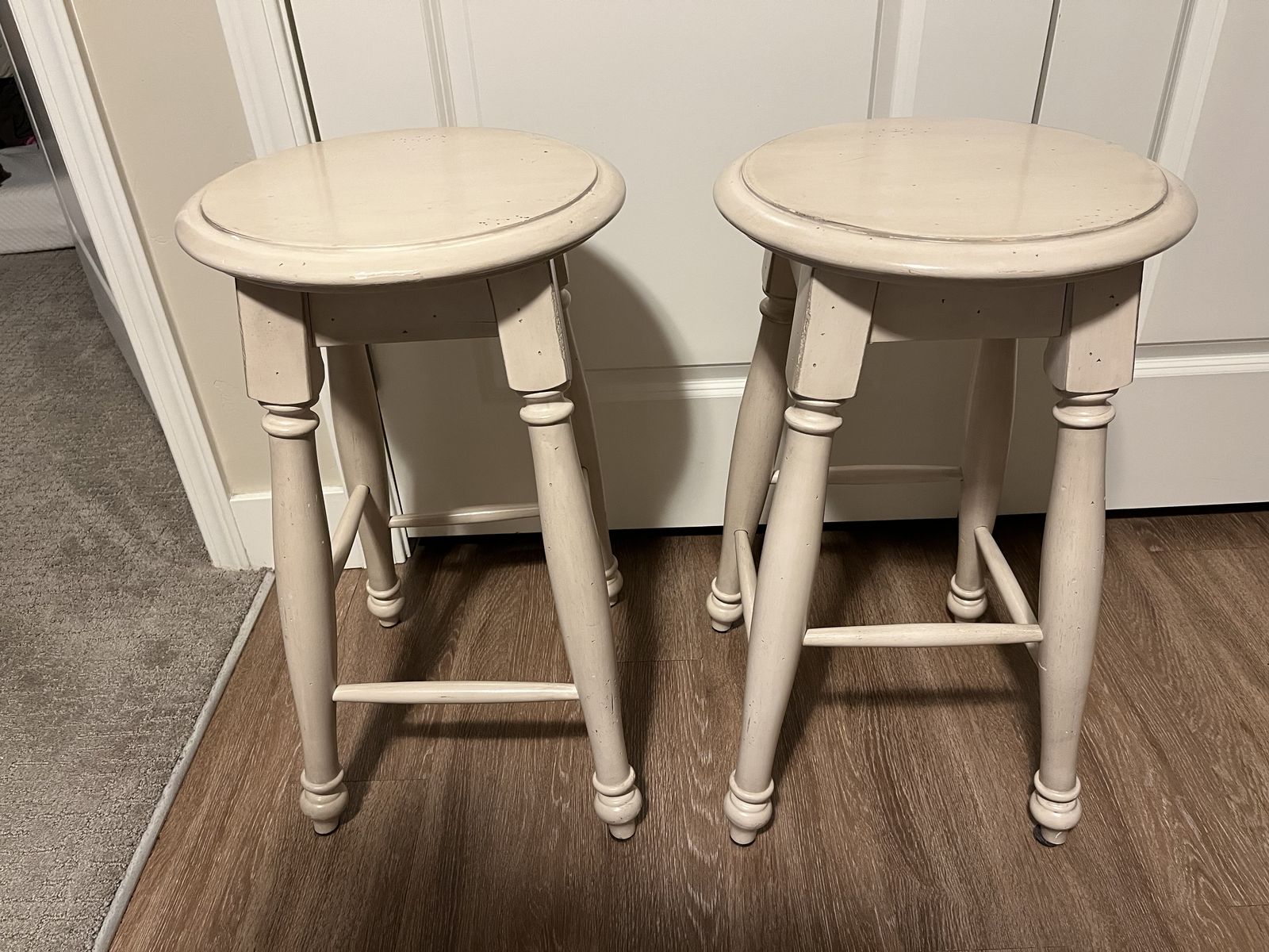 KITCHEN CREAM BAR STOOLS