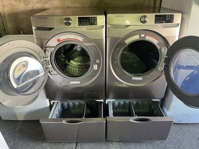 Beautiful Samsung electric on pedestals,free deliv