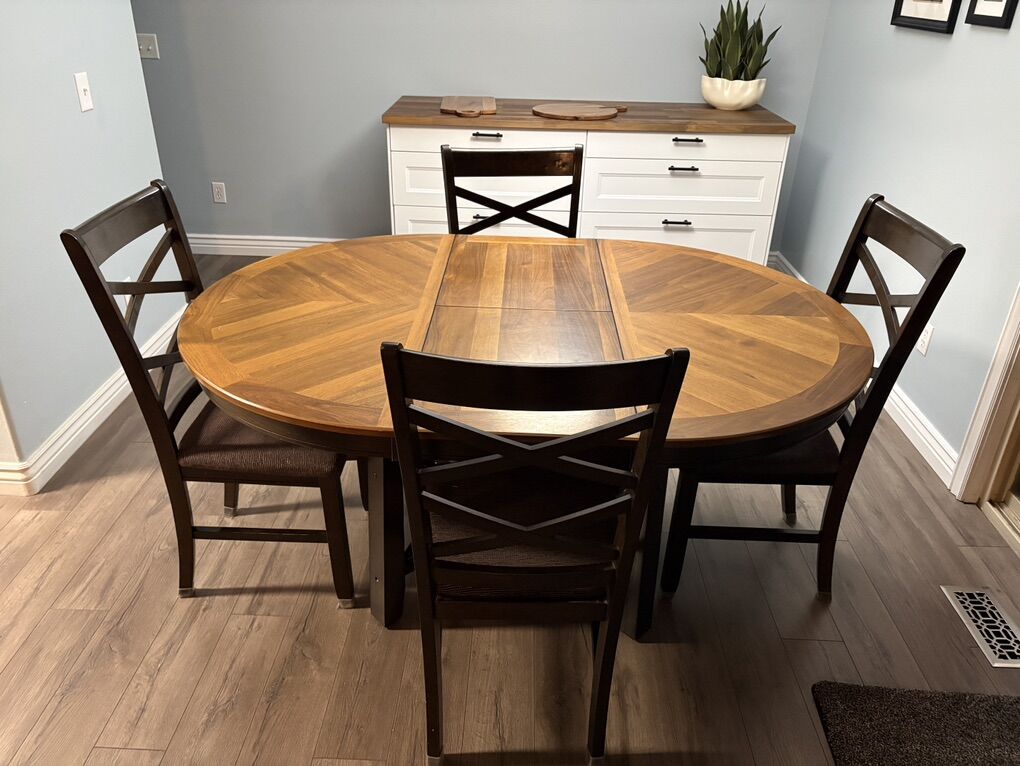 Wooden Round Dining Table with Butterfly Leaf