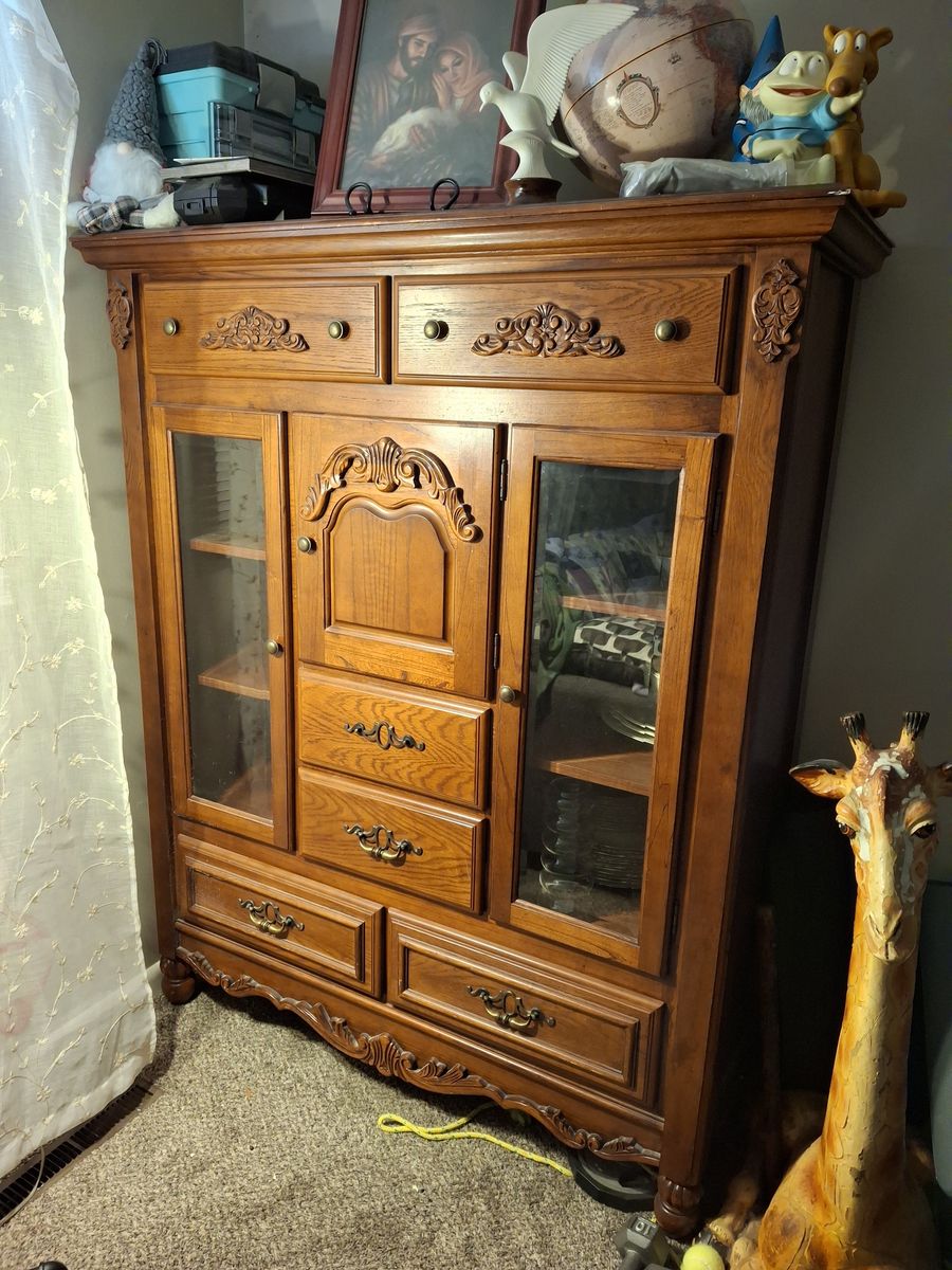 Beautiful Vintage Wooden Cabinet / Hutch