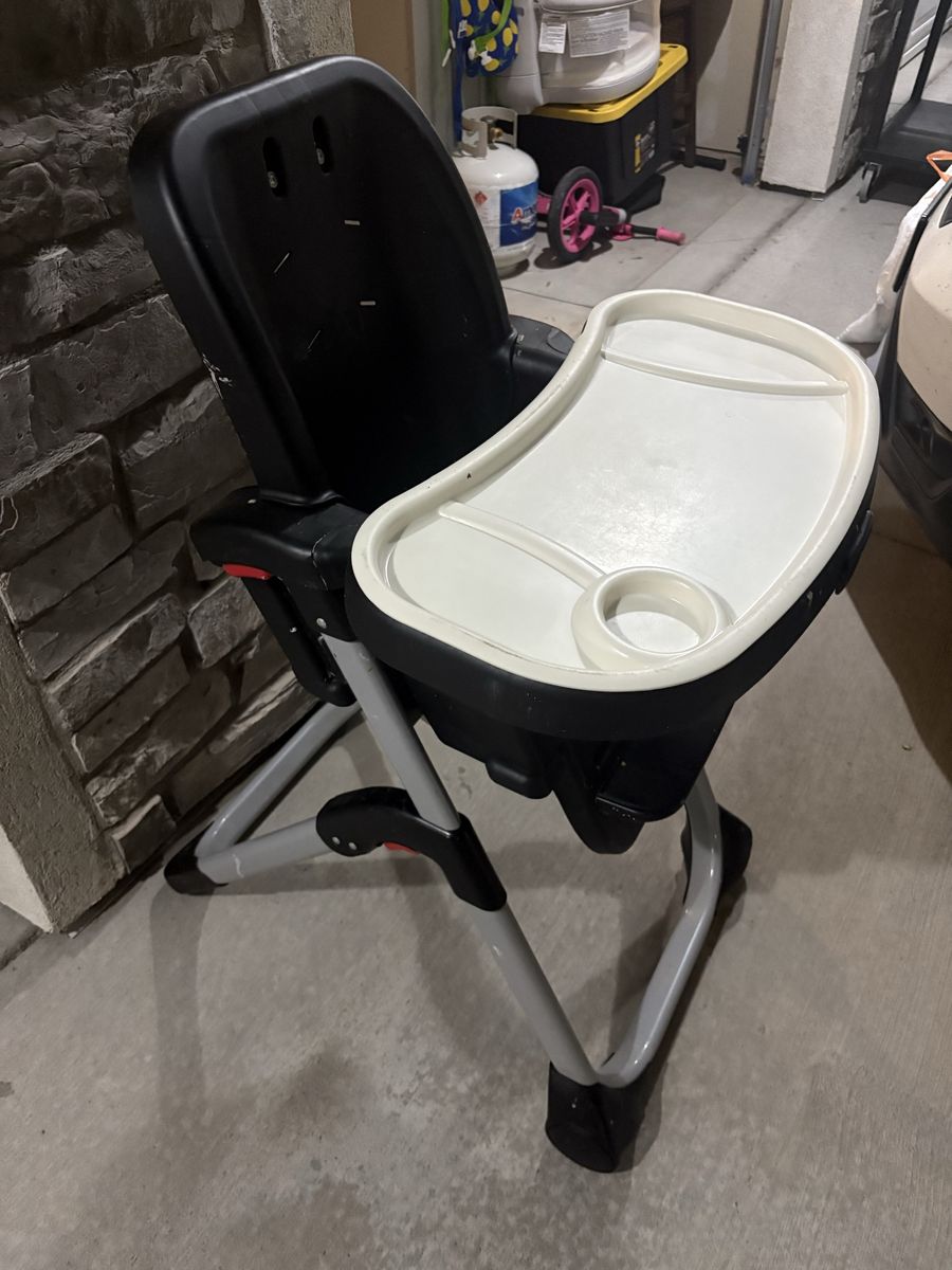Graco Slim Snacker High Chair - Compact & Foldable Baby Feeding Seat