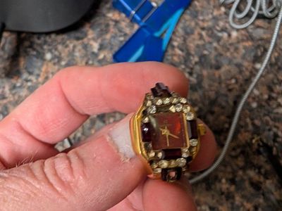 XII Dicits Ladies Finger watch with brand new battery in it