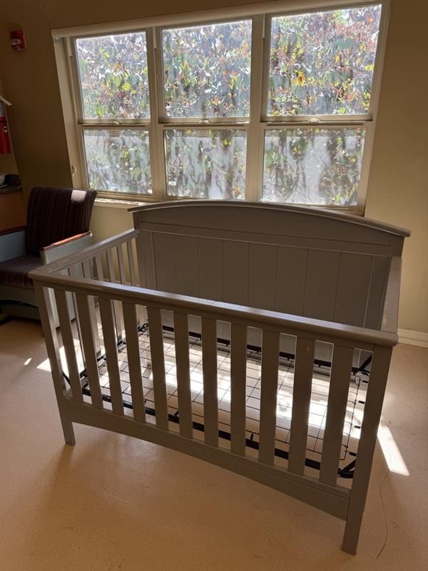 Sturdy Grey Wooden Baby Crib - Excellent Condition, Ready for Your Little One