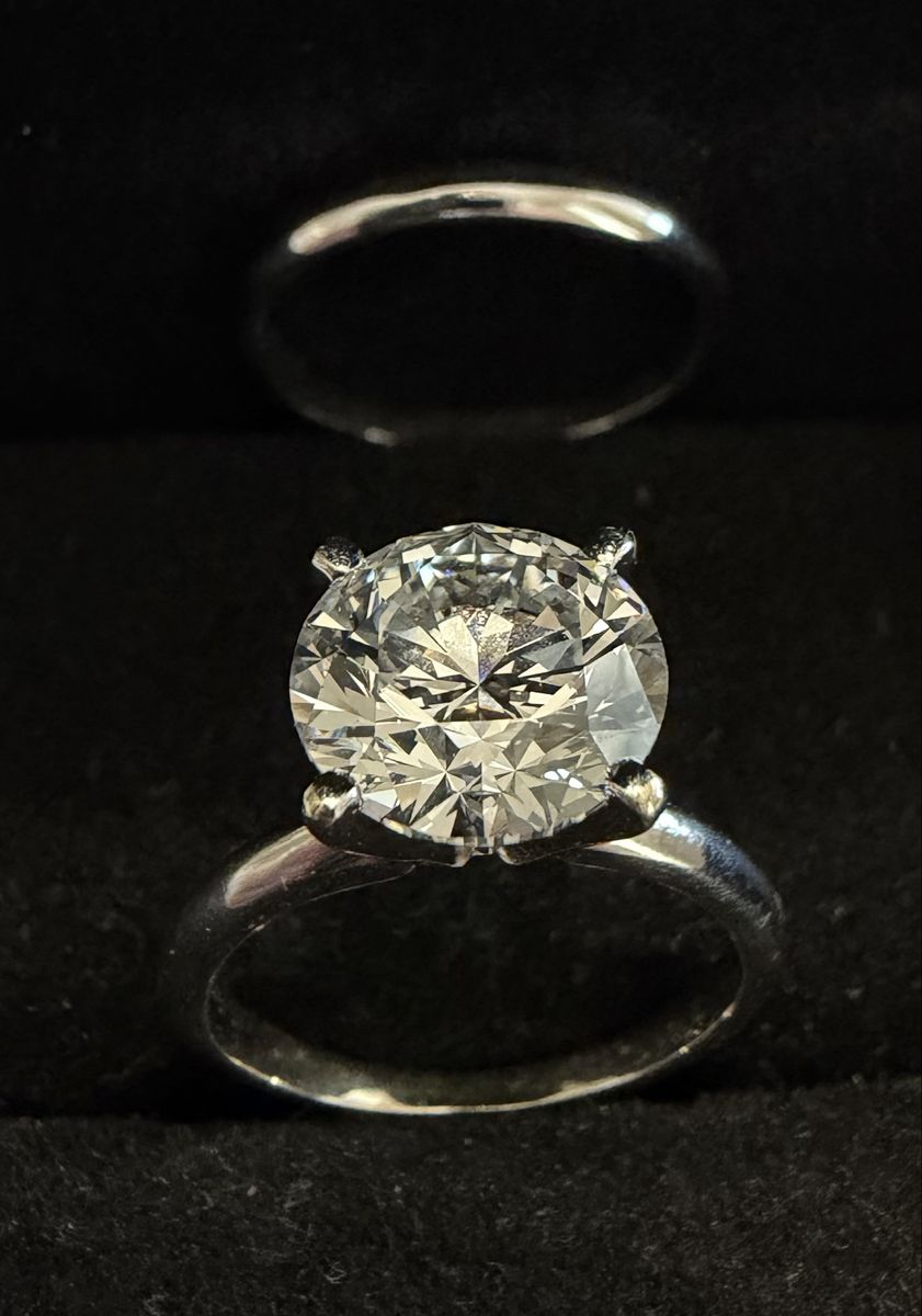 Classic Solitaire engagement ring, with 2.57ct round brilliant diamond engagement ring with wedding band for sale