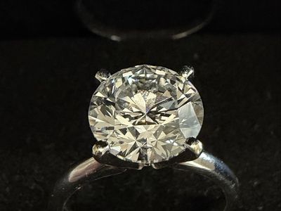 Classic Solitaire engagement ring, with 2.57ct round brilliant diamond engagement ring with wedding band for sale