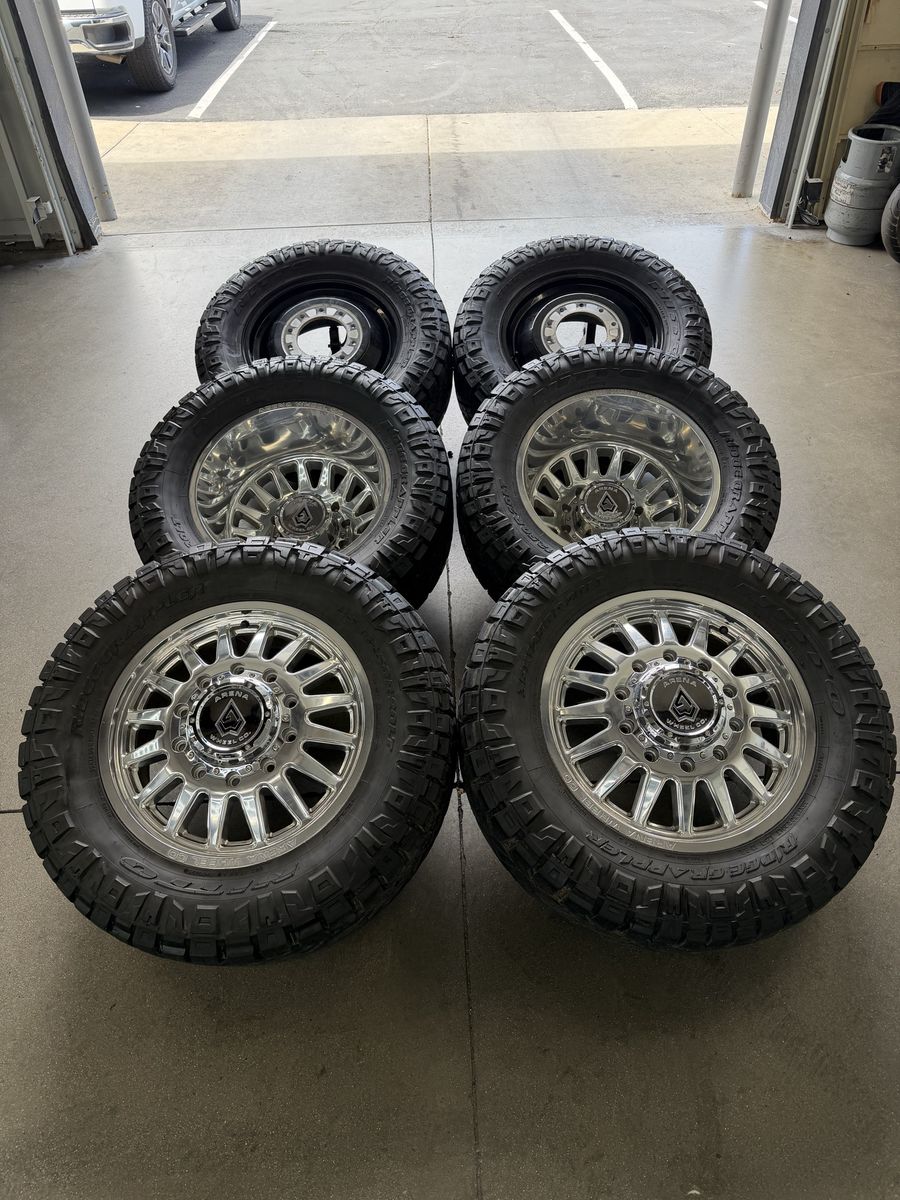 LIKE NEW 20in arena Dually chrome/ 35” Nitto ridge grapplers