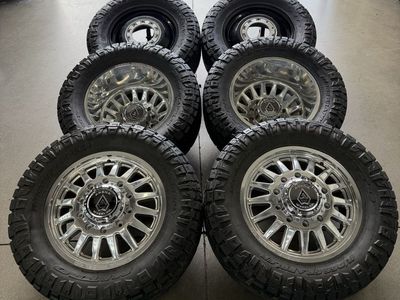 LIKE NEW 20in arena Dually chrome/ 35” Nitto ridge grapplers
