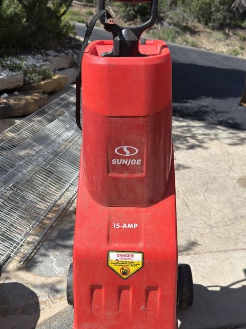 Powerful Wood Chipper: fast shredding of branches