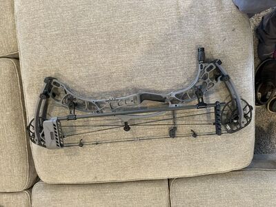 Near New 2025 Hoyt AX-2 32 70# RH