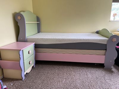 Pastel & flower child bed and night