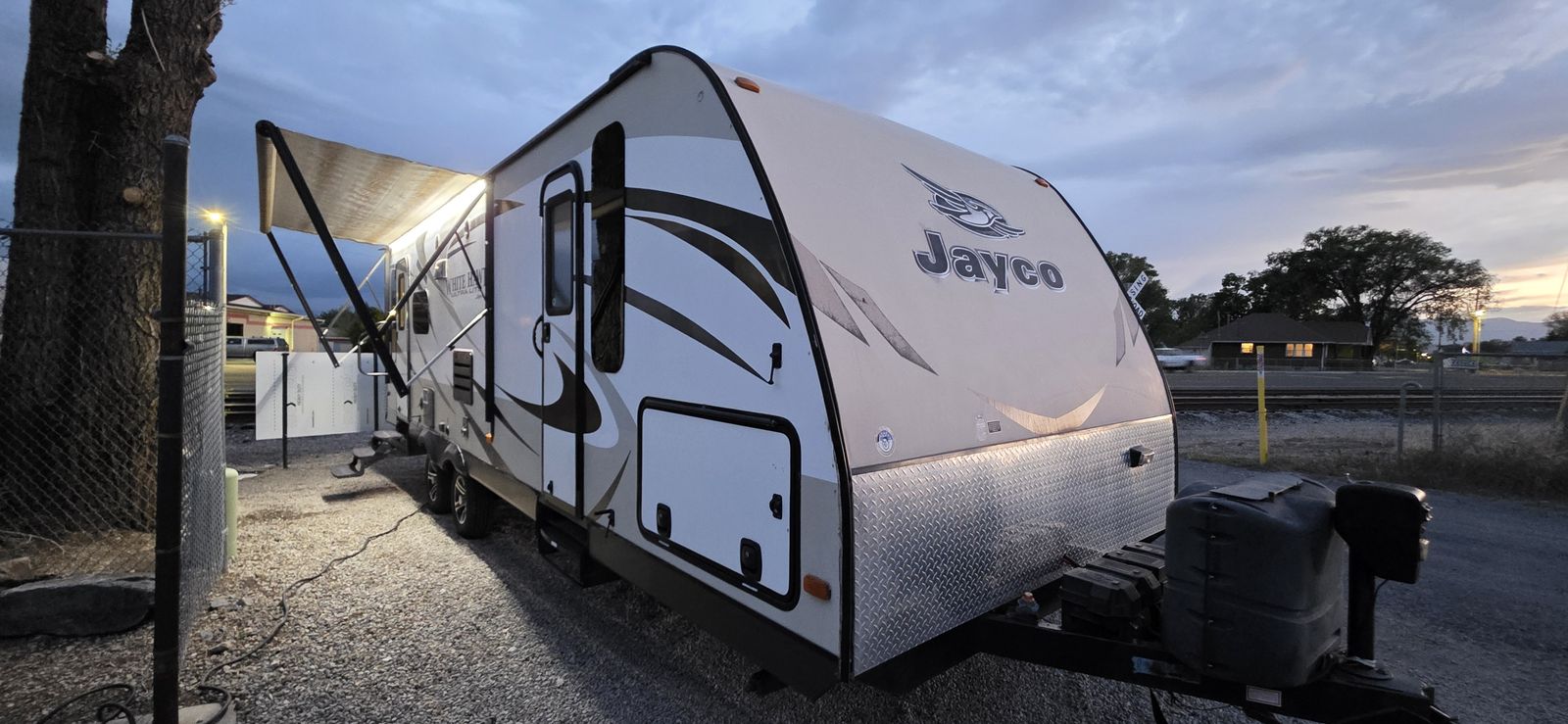 2015 Jayco White Hawk – Lightweight, sleeps 6, large slide, 4 seasons