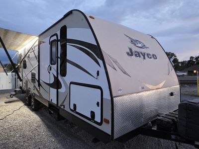 2015 Jayco White Hawk – Lightweight, sleeps 6, large slide, 4 seasons