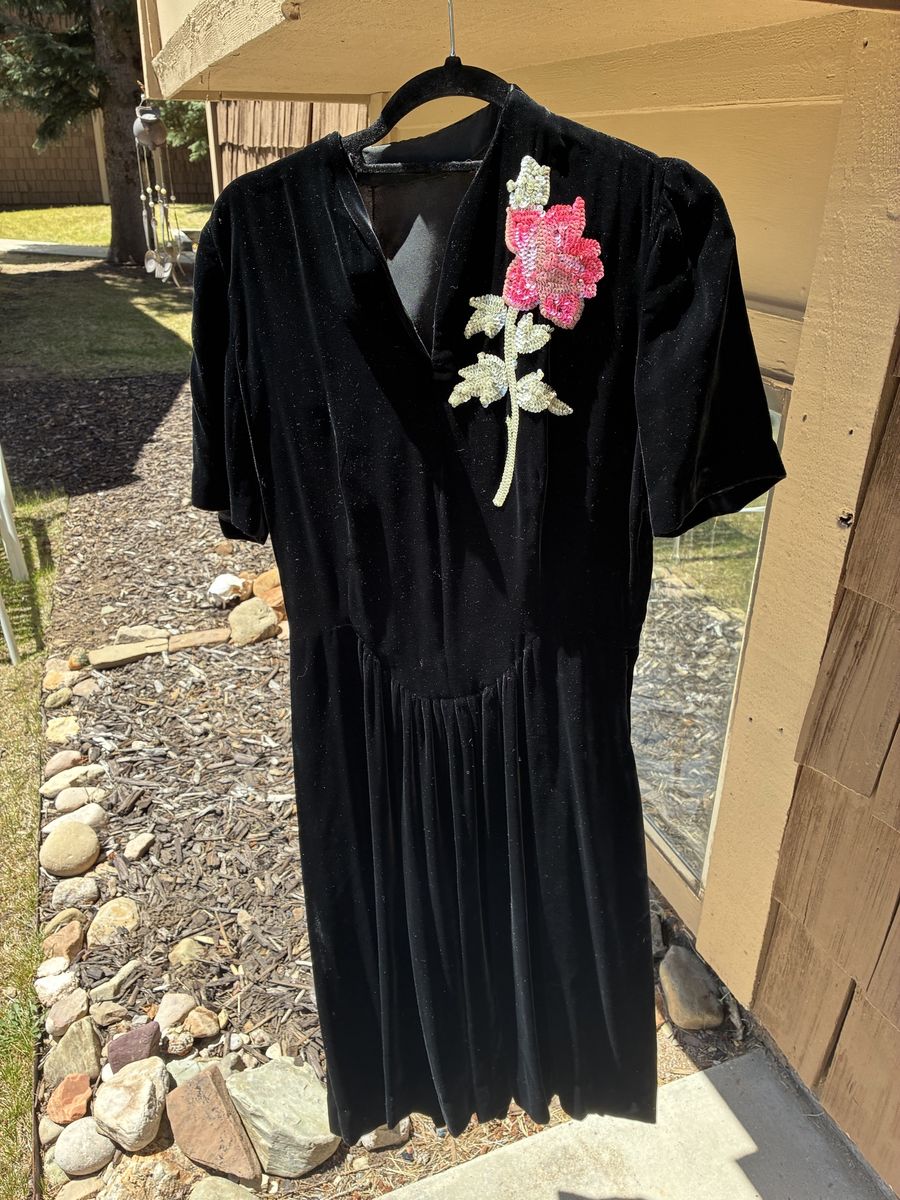 1940s Vintage Black Velvet Dress with Sequin Flower Accent - Elegant Short Sleeve Midi Dress