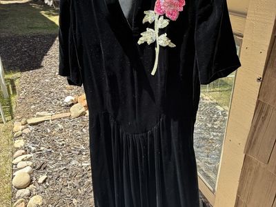1940s Vintage Black Velvet Dress with Sequin Flower Accent - Elegant Short Sleeve Midi Dress