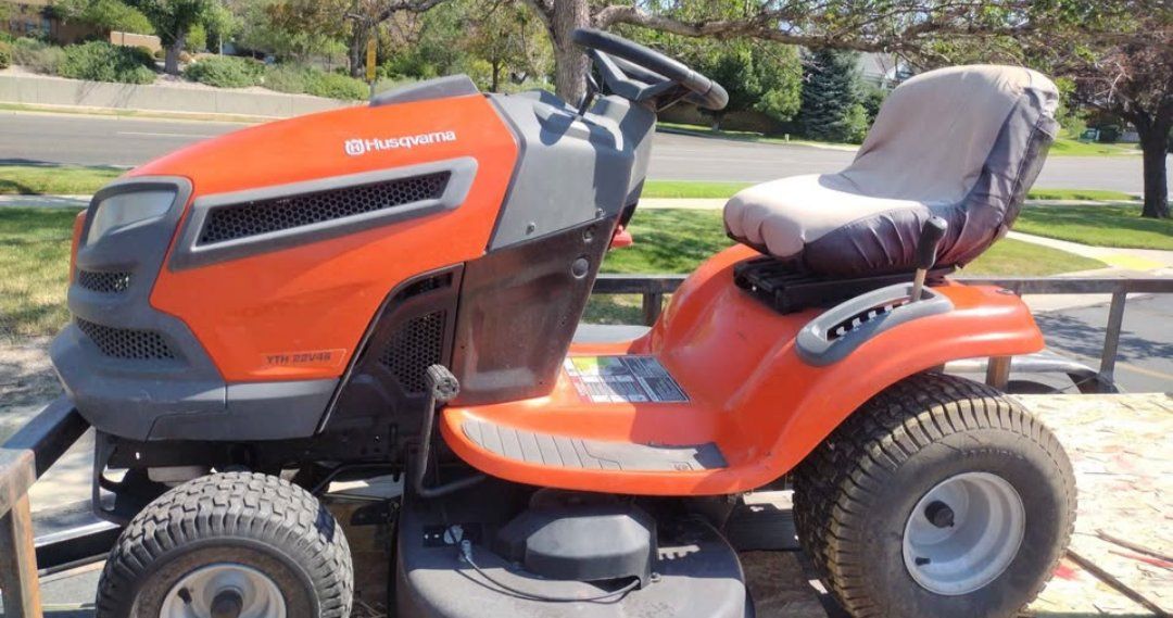 The mower's drive belt is loose Husqvarna YTH22V46 46-Inch 22 HP V-Twin Hydrostatic Riding Lawn Tractor does not drive 