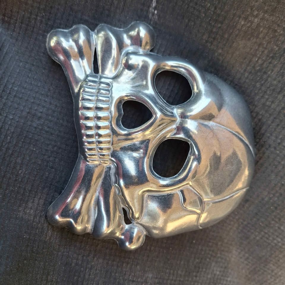 Totenkopf pre wwii badge waffen antique vintage relic hussar busby liebstandarte