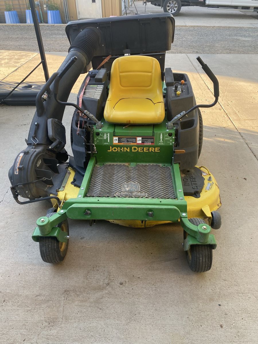 John Deere EZtrak Zero-Turn Mower with Power Flow Bagger 48”deck