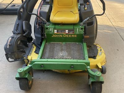 John Deere EZtrak Zero-Turn Mower with Power Flow Bagger 48”deck