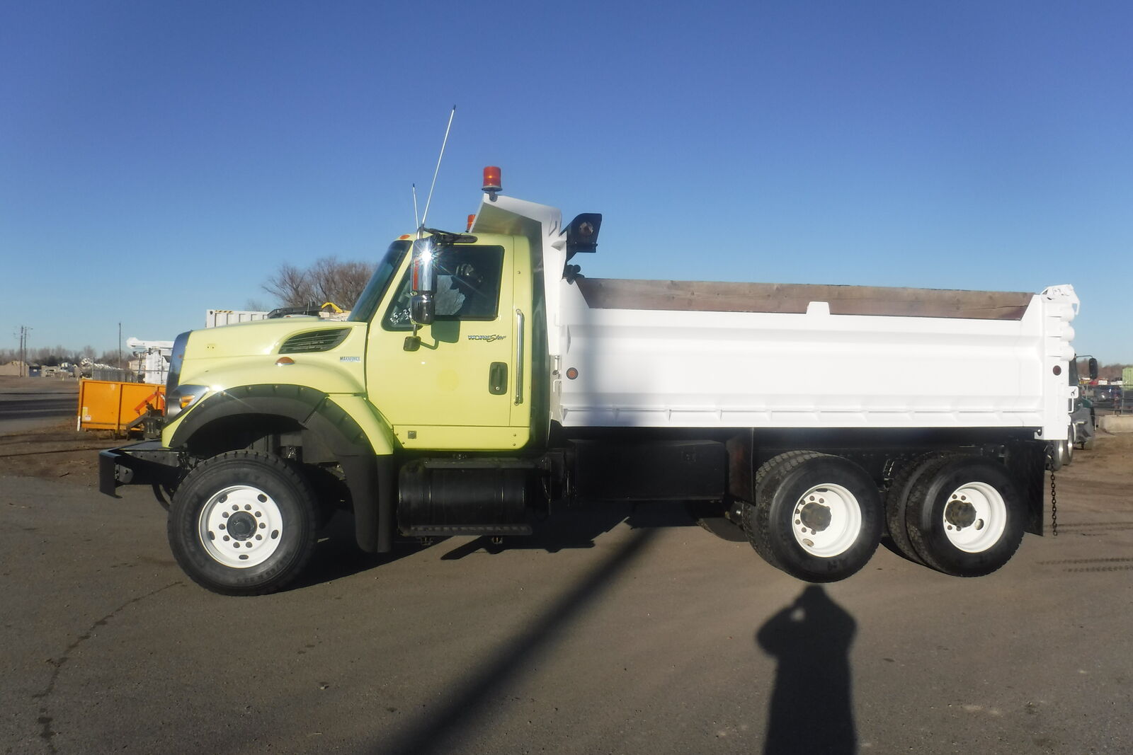 2011 IHC WorkStar 7600 tandem axle dump truck