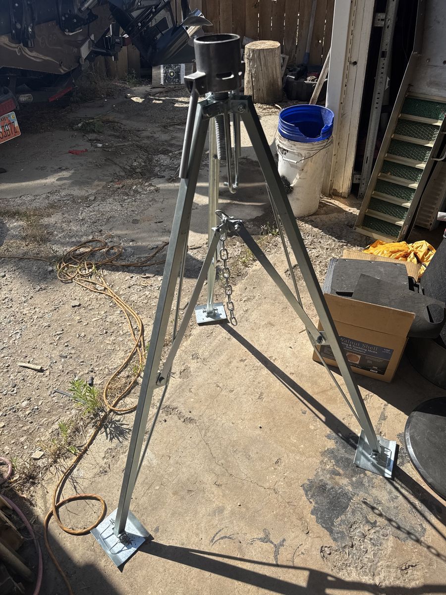 RV 5th wheel stabilization tripod